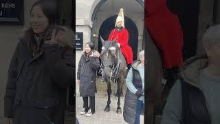 Lady showing fingers while posing with Royal Guard Horse #shorts #horseguardsparade #london #fun