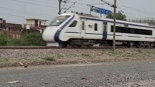 Vande Bharat Express  full speed  वंदे भारत एक्सप्रेस  cross  3616