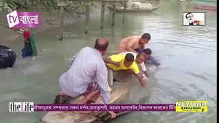 ঝালকাঠির সাতানি বাজারের আয়রণ সেতু ভেঙে পাথর-বালু বোঝাই ট্রাক খালে পড়ে গেছে।