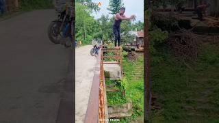 Rab Na Kare Ye Zindagi Kabhi Kisi Ko Daga De???? - Jump From Iron Bridge???? #youtubeshorts #viral