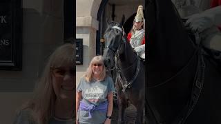 HORSE SNIFFS WOMENS HAIR | Horse Guards, Royal guard, Kings Guard, Horse, London, 2024