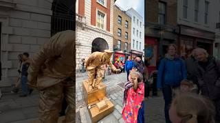 London Levitating Goldman Living Statue playing tricks with the audience. #livingstatue #floating